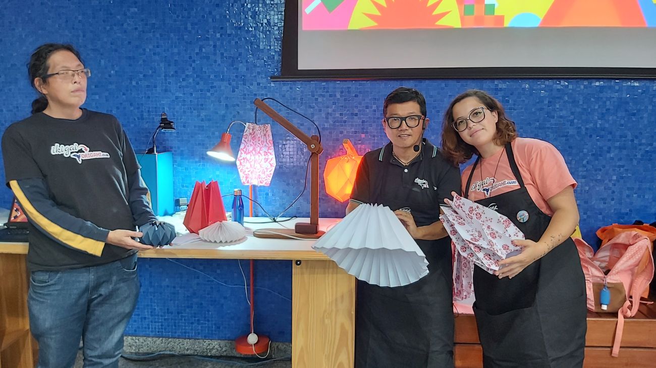 Aula de Luminárias de Origami no Sesc