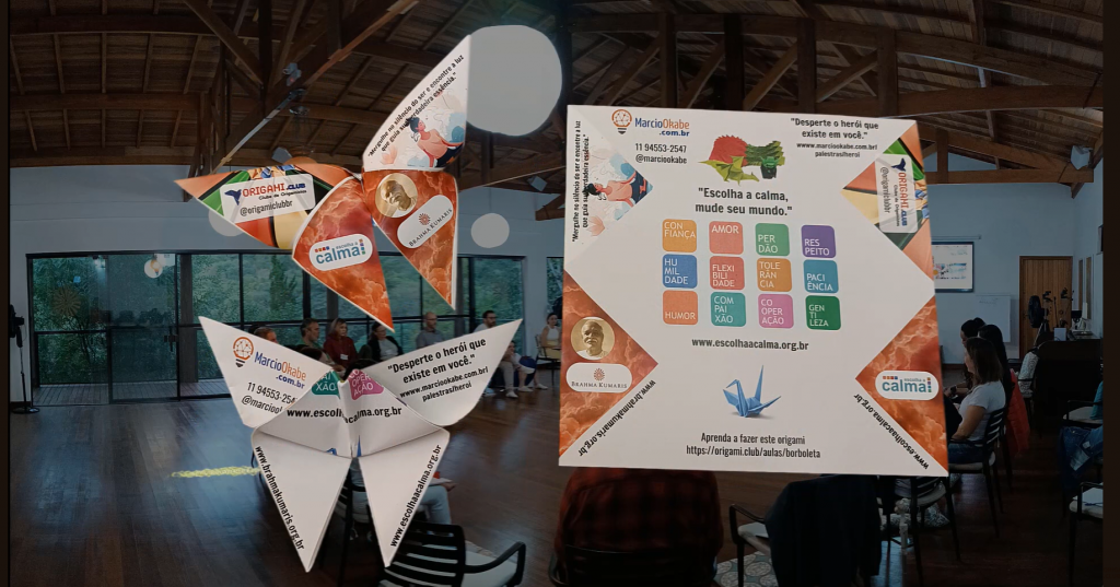 Borboleta de origami personalizada com a campanha Escolha a Calma, dobrada e aberta