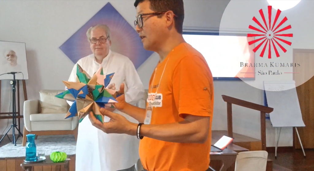 Marcio Okabe apresenta a Kusudama Star de origami feita com 30 quadrados para presentear Ken O’Donnell