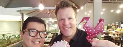 Marcio Okabe e Dan Cockerell com peças de origami
