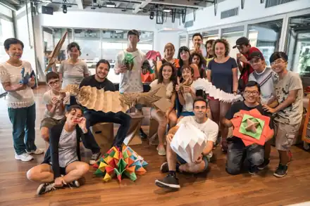 Grupo de origamistas com suas peças no Sesc Paulista